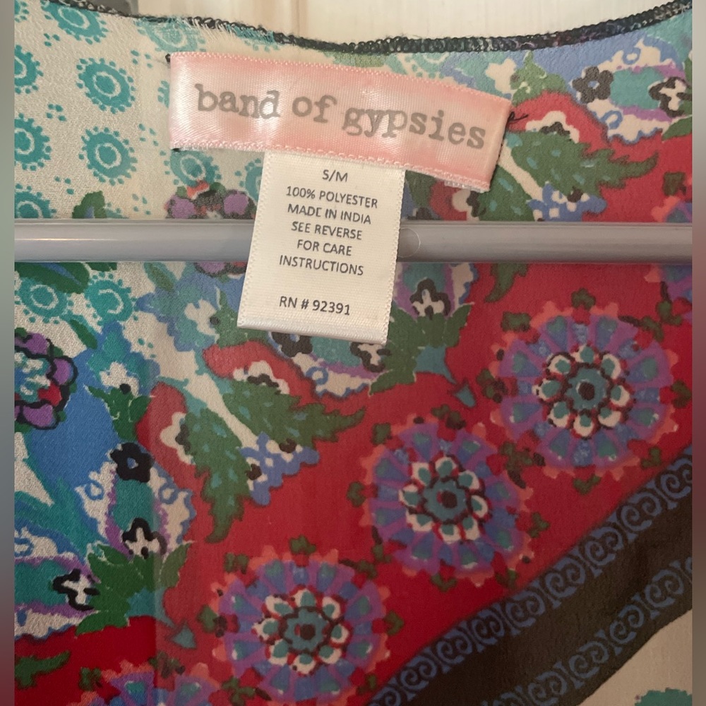 Band of Gypsies Colorful Floral Pattern Kimono, Shaw. Size small/medium.